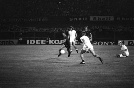 Cruijff in de aanval met achter hem Hulshof, Bestanddeelnr 928-0906