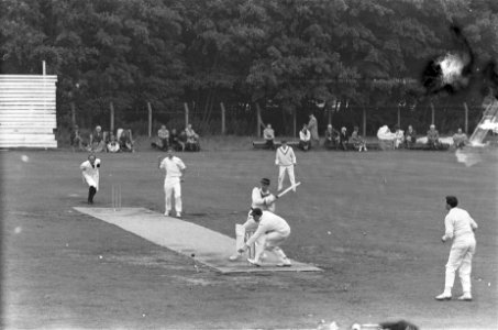 Cricket Rood en Wit tegen HBS te Haarlem. Batsman Ruud Onstein van Rood en Wit w, Bestanddeelnr 915-3393