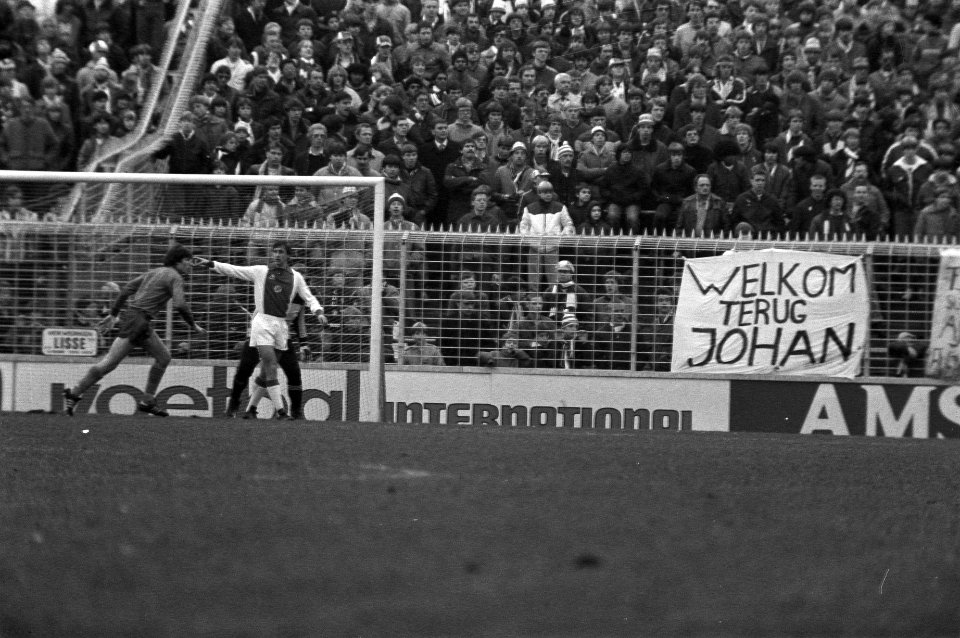 Cruijff tijdens de wedstrijd, rechts spandoek Welkom terug Johan, Bestanddeelnr 931-8445