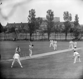 Cricket VOC tegen HCC te Rotterdam, Ton Bakker (VOC) Clean Boweld op de 1e bal, Bestanddeelnr 916-5614