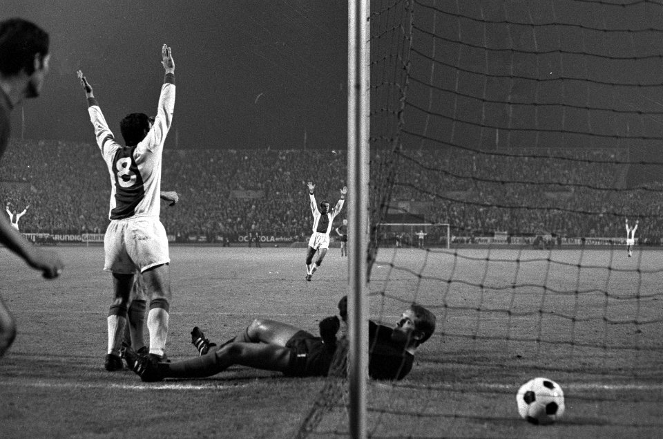 Cruijff heeft gescoord, Swart juicht, keeper Rynio ligt geslagen op de grond, Bestanddeelnr 921-6888