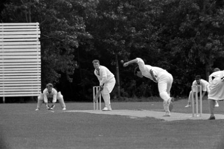 Cricketwedstrijd Nederland tegen Denemarken in Schiedam de Nederlandse bowler Z, Bestanddeelnr 922-6454