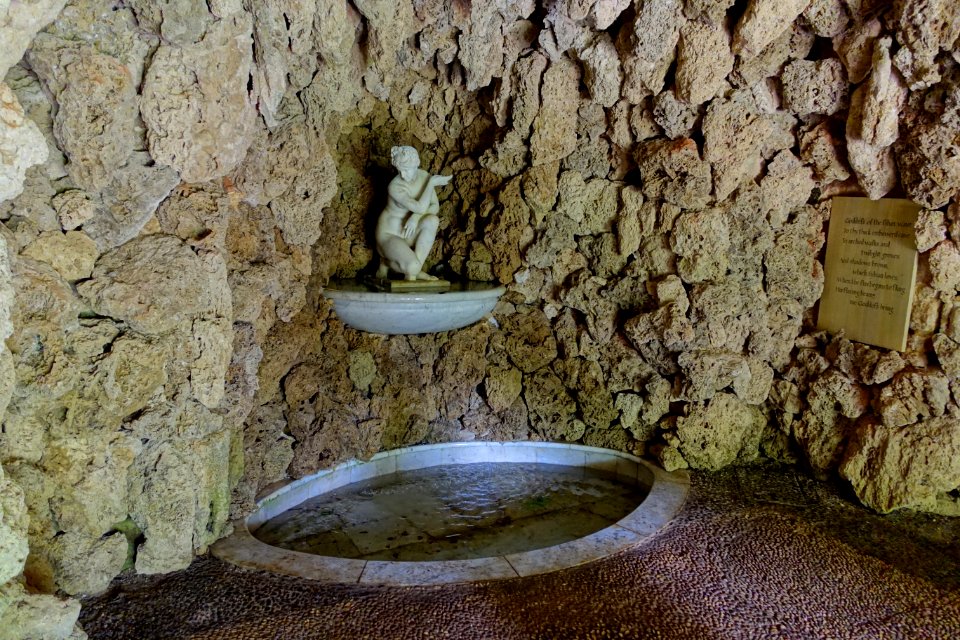 Crouching Venus - Grotto, Stowe - Buckinghamshire, England - DSC07325
