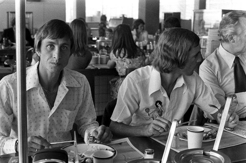 Cruijff en Neeskens op Schiphol aan het eten (rechts half zichtbaar Jack van Zan, Bestanddeelnr 928-1434