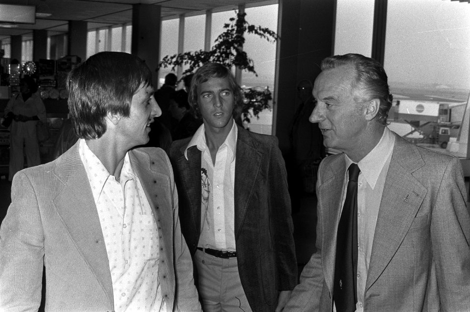 Cruijff en Neeskens op Schiphol met Jack vn Zanten, Bestanddeelnr 928-1433