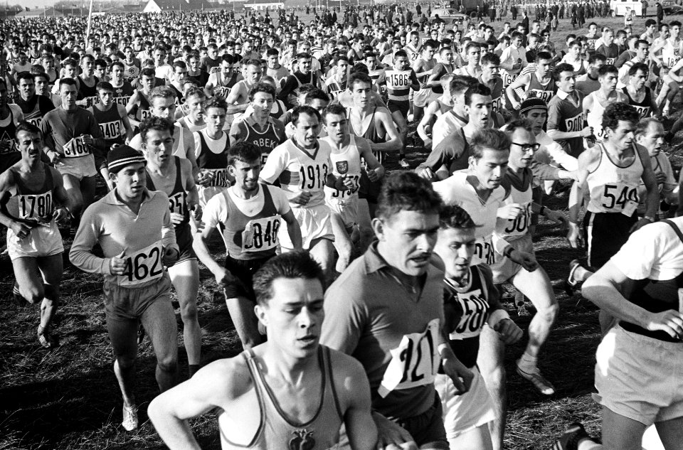 Cross van Le Soir in Brussel Overzicht van de ruim 3500 lopers bij de start, Bestanddeelnr 915-7764