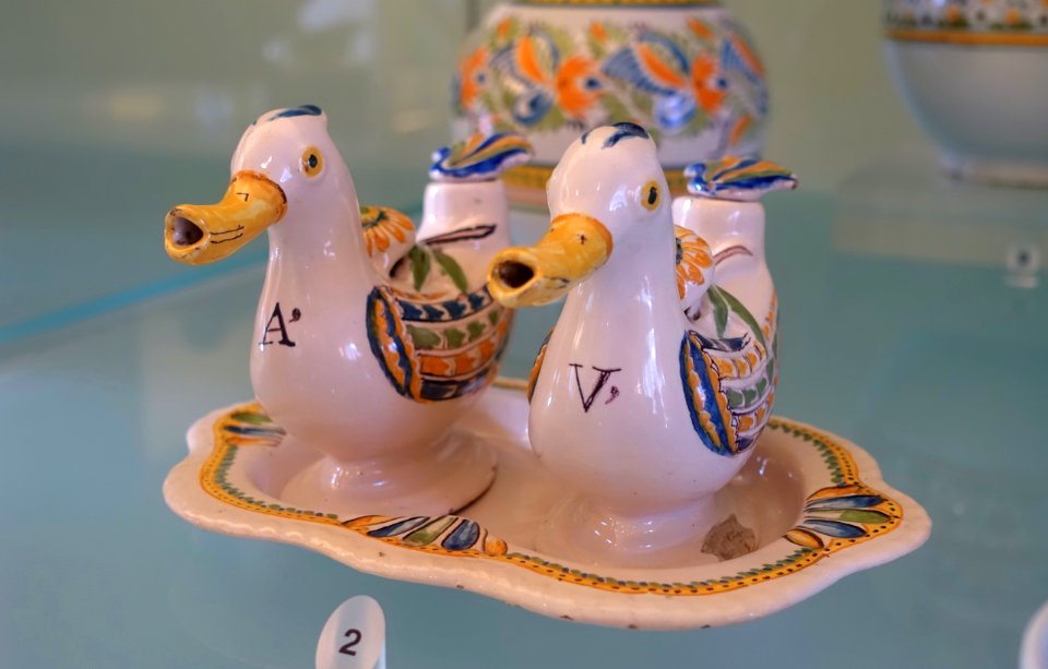 Cruet set, 18th-19th century, faience - Fábrica de Viana do Castelo - Museu Nacional de Soares dos Reis - Porto, Portugal - DSC00381