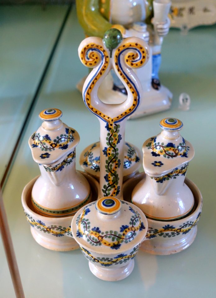 Cruet set, 18th-19th century, faience - Fábrica de Viana do Castelo - Museu Nacional de Soares dos Reis - Porto, Portugal - DSC00389