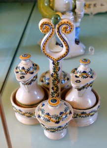 Cruet set, 18th-19th century, faience - Fábrica de Viana do Castelo - Museu Nacional de Soares dos Reis - Porto, Portugal - DSC00389