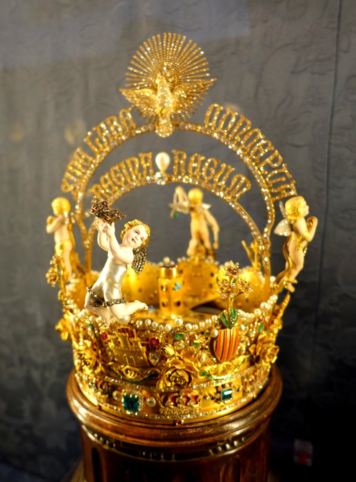 Crown for the Virgin of the Reyes, Manuel de la Torre, 1904 AD - Cathedral of Seville - Sevilla, Spain - DSC07638