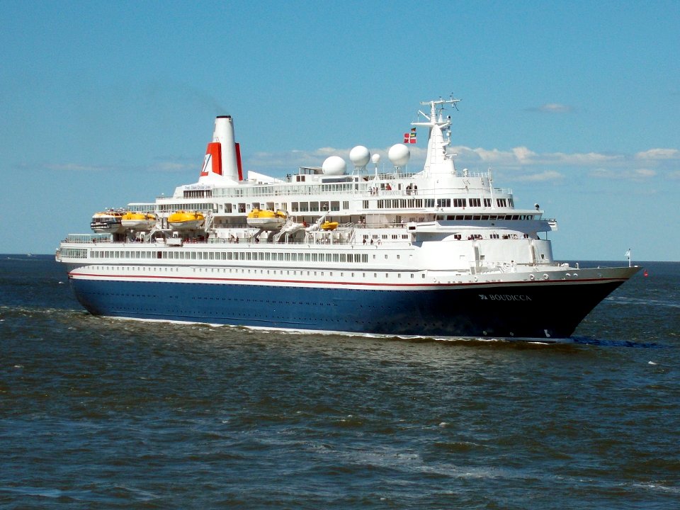 Cruise ship Boudicca 2018-07-01 (1)