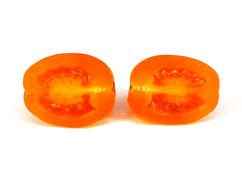 Cross section of Cherry Bambelo tomato 2017 B