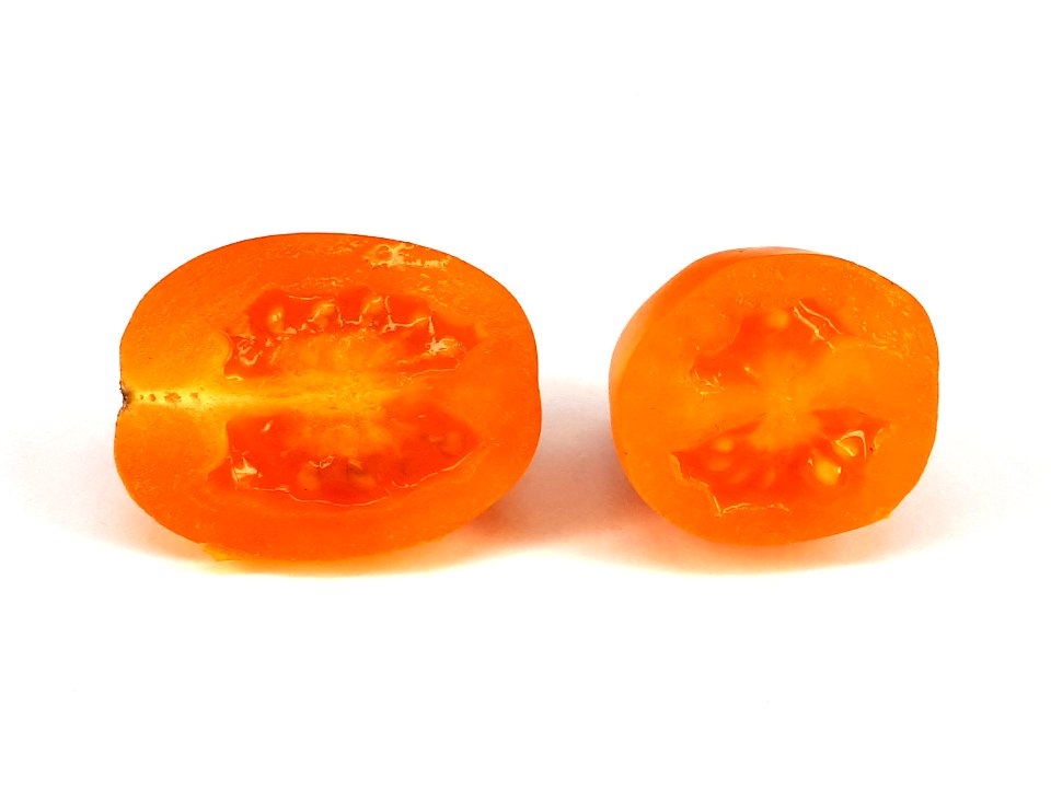Cross section of Cherry Bambelo tomato 2017 G