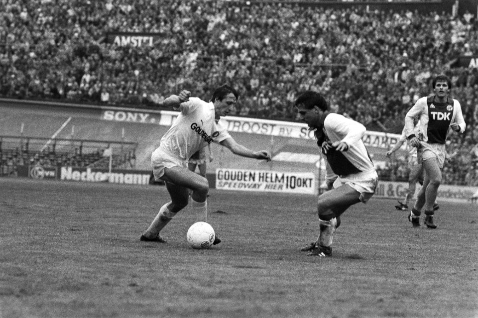 Cruijff (l) aan de bal, Bestanddeelnr 932-7032