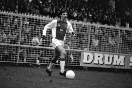 Cruijff met de bal, Bestanddeelnr 931-8444