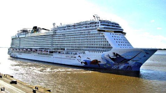 Cruise ship Norwegian Escape (1) (cropped)