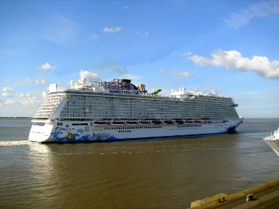 Cruise ship Norwegian Escape (2)