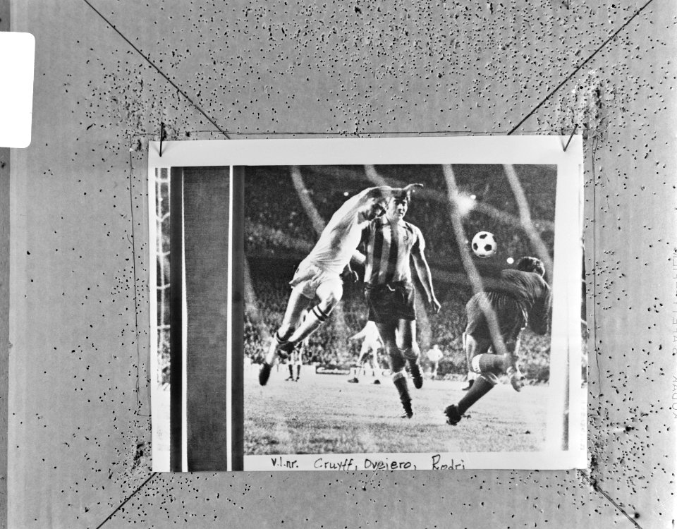 Cruijff (l) in duel met Ovejero, Bestanddeelnr 924-4549