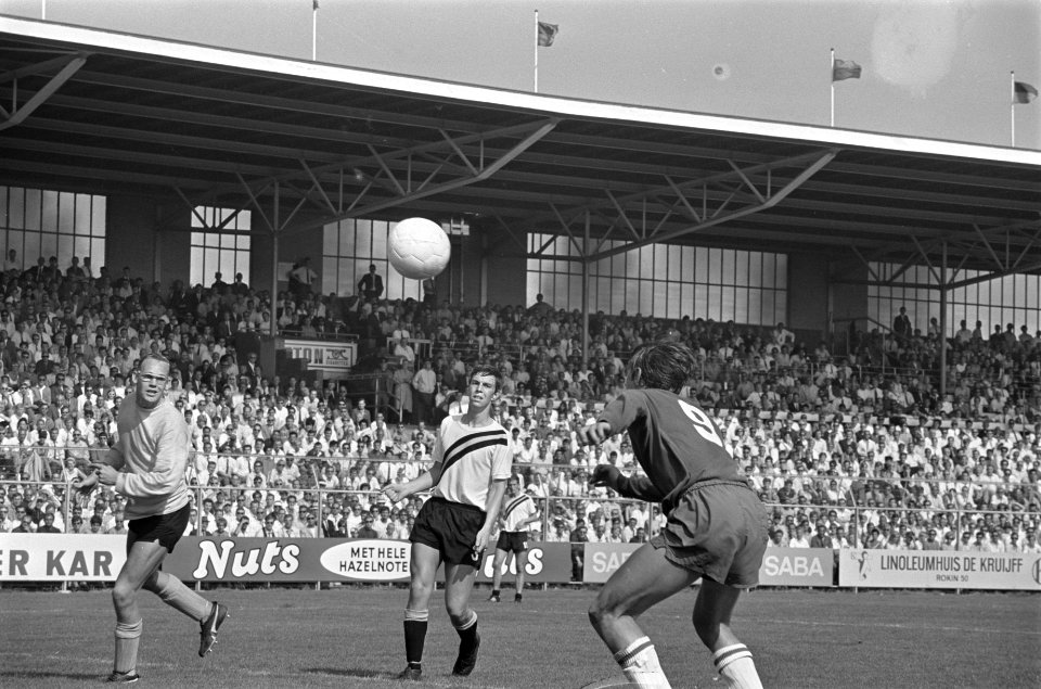 Cruijff scoort met een kopbal, Bestanddeelnr 921-6199