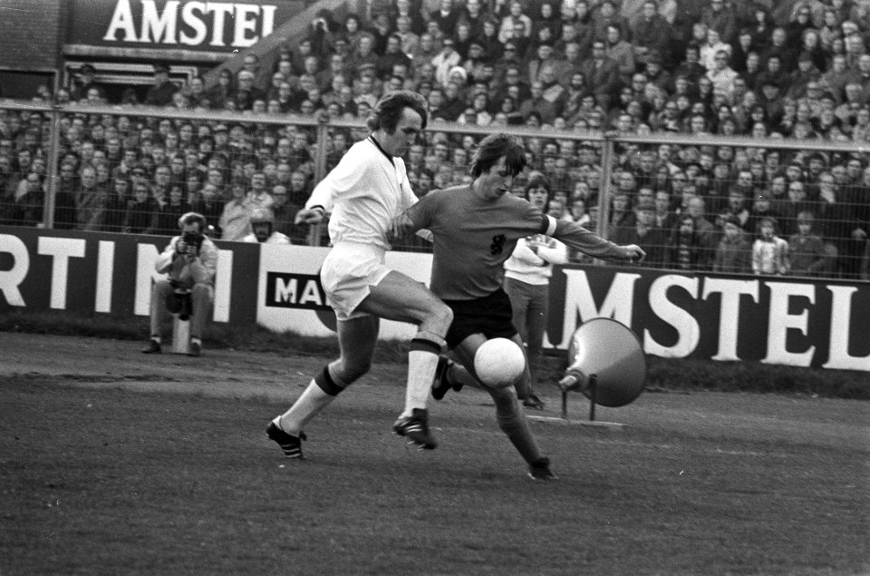 Cruyff (r) in actie, Bestanddeelnr 926-8356