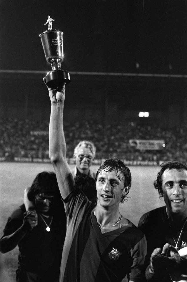 Cruijff met de beker van de derde prijs, Bestanddeelnr 928-0928