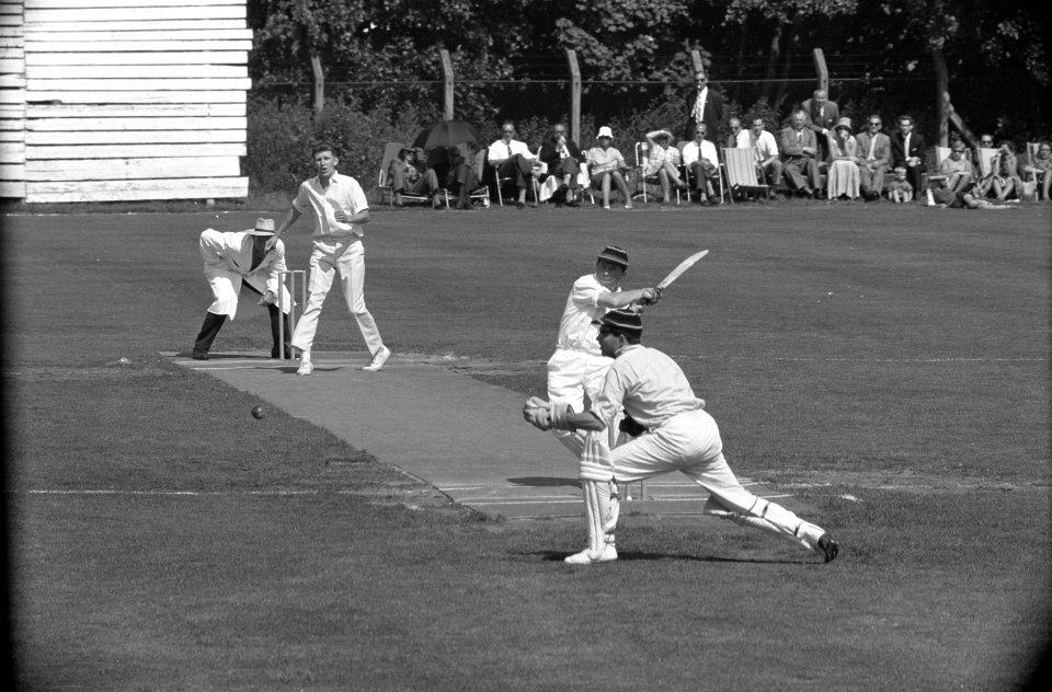 Cricket Rood en Wit tegen HCC aan bat Colthof op de rug gezien de wicketkeeper E, Bestanddeelnr 914-2188