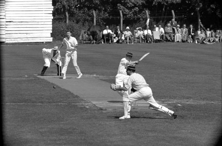 Cricket Rood en Wit tegen HCC aan bat Colthof op de rug gezien de wicketkeeper E, Bestanddeelnr 914-2188