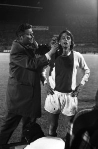 Cruijff wordt verzorgd door Ajax-clubarts Rolink, Bestanddeelnr 924-5030