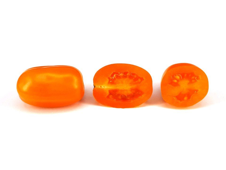 Cross section of Cherry Bambelo tomato 2017 H