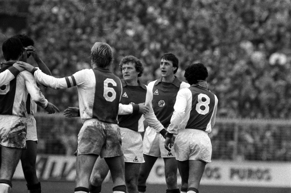 Cruijff feliciteert Vanenburg (op de rug gezien) en Wim Janssen na een doelpunt, Bestanddeelnr 931-8446