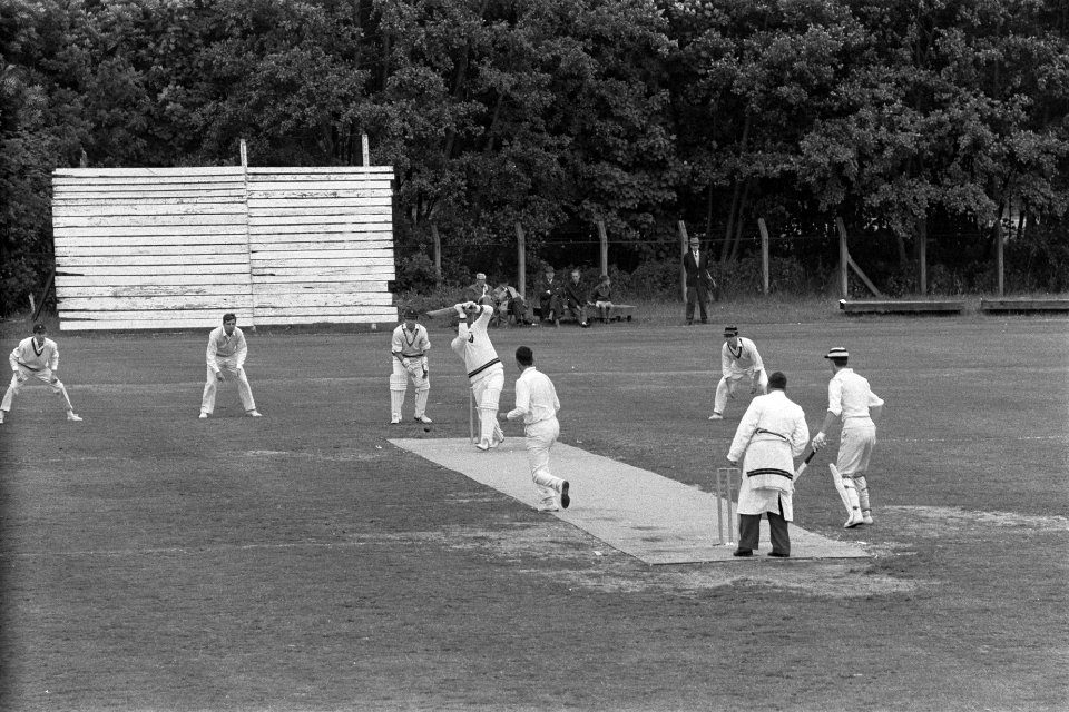 Cricket Rood en Wit tegen VRA te Haarlem Bowler Van S ( Rood en Wit ), Worries , Bestanddeelnr 915-2675