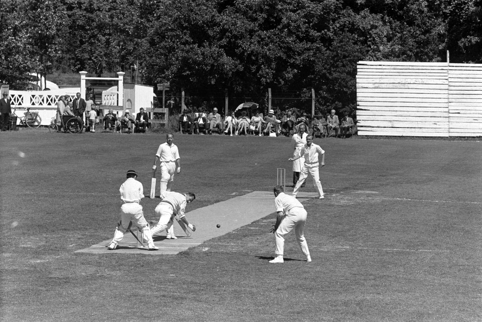 Cricket Rood en Wit tegen Haarlem Aan batch voor Haarlem Maas en Luining (met b, Bestanddeelnr 915-3860