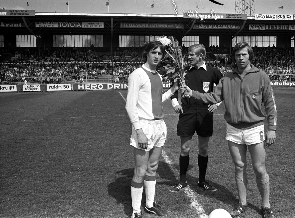 Cruijff krijgt bloemen van Zwarthoed (Volendam) ter gerlegenheid van het kampi…, Bestanddeelnr 925-5841