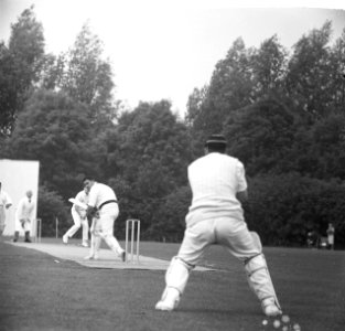 Cricket VRA tegen HCC, batsman Mulder van VRA in actie, Bestanddeelnr 917-8600