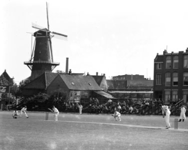 Cricketwedstrijd Hermes DVS tegen ACC te Schiedam. Batsman Baily van HDVS en bow, Bestanddeelnr 908-8374