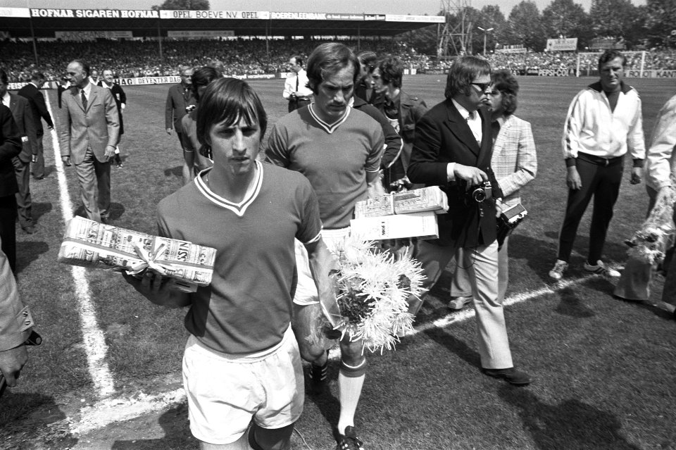 Cruijff brengt geschenken van Go Ahead Eagles weg, Bestanddeelnr 924-6244