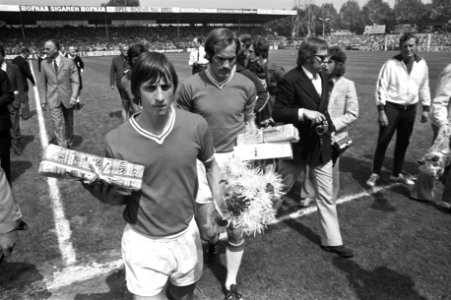 Cruijff brengt geschenken van Go Ahead Eagles weg, Bestanddeelnr 924-6244