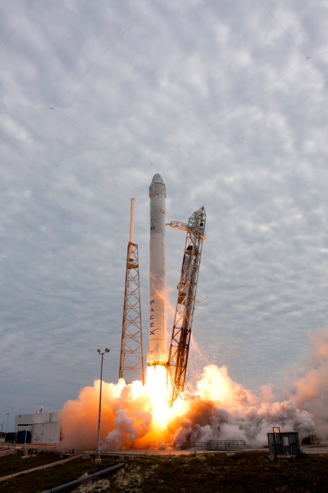 CRS-2 Falcon 9 and Dragon lift off