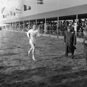 Cross van Le Soir in Brussel Voorop de Belg Henri Clerckx die gaat winnen, Bestanddeelnr 915-7758