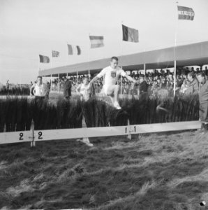 Cross van Le Soir in Brussel Voorop de Belg Henri Clerckx die gaat winnen, Bestanddeelnr 915-7757