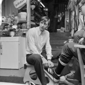 Cruyff helpt een klant een schoen passen, Bestanddeelnr 921-5817
