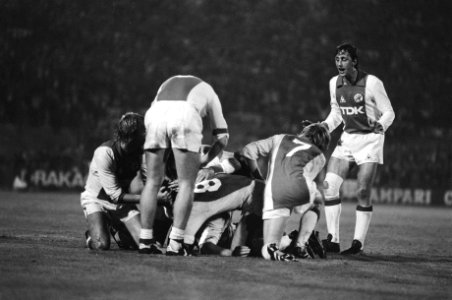 Cruyff (r) met juichende Ajaxspelers, Bestanddeelnr 932-3467