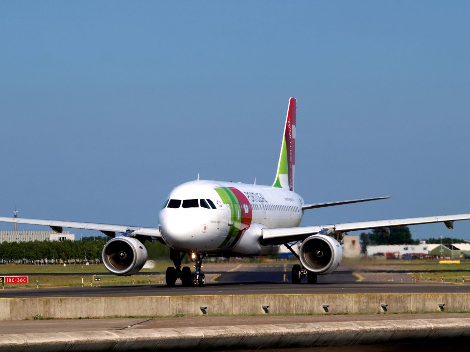 CS-TTH TAP - Air Portugal Airbus A319-111 - cn 917 taxiing 18july2013 pic-002