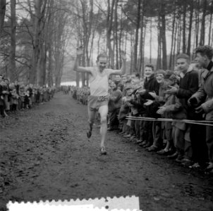 Crossloop kampioenschap van Nederland te Arnhem Eerste H Vliet uit Arnhem, Bestanddeelnr 908-3493