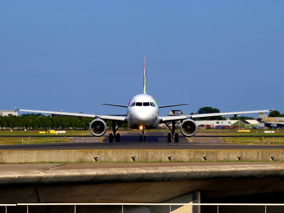 CS-TTH TAP - Air Portugal Airbus A319-111 - cn 917 taxiing 18july2013 pic-001
