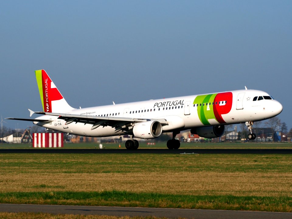 CS-TJG, Airbus A321-211, TAP Portugal, landing at AMS Amsterdam (Schiphol), pic3