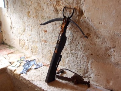 Crossbow at the donjon of the Château de Bazoges-en-Pareds, pic1