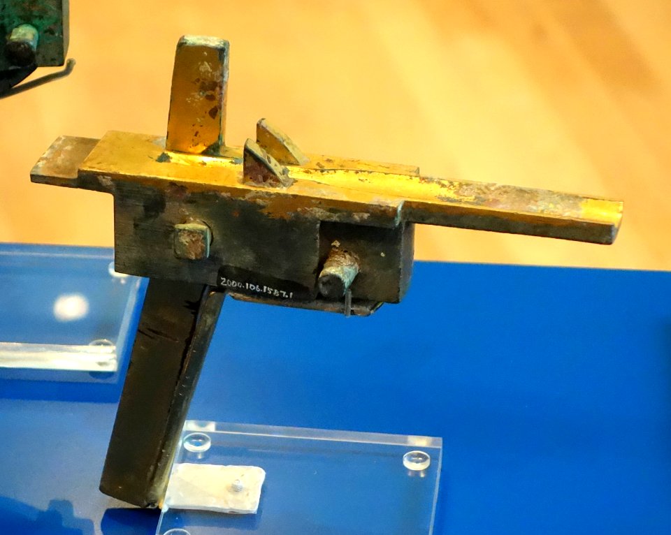 Crossbow mechanism, China, Han dynasty, 206 BC - 220 AD, bronze - Royal Ontario Museum - DSC04024