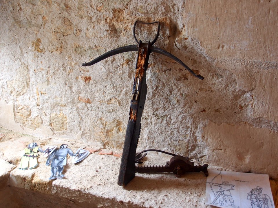 Crossbow at the donjon of the Château de Bazoges-en-Pareds, pic2