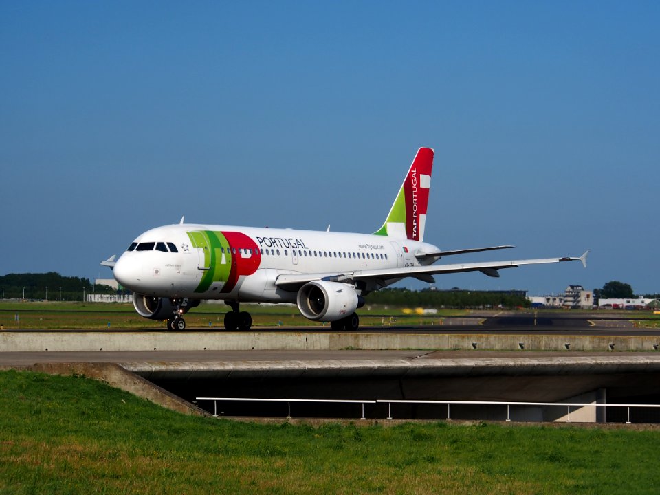 CS-TTH TAP - Air Portugal Airbus A319-111 - cn 917 taxiing 18july2013 pic-003